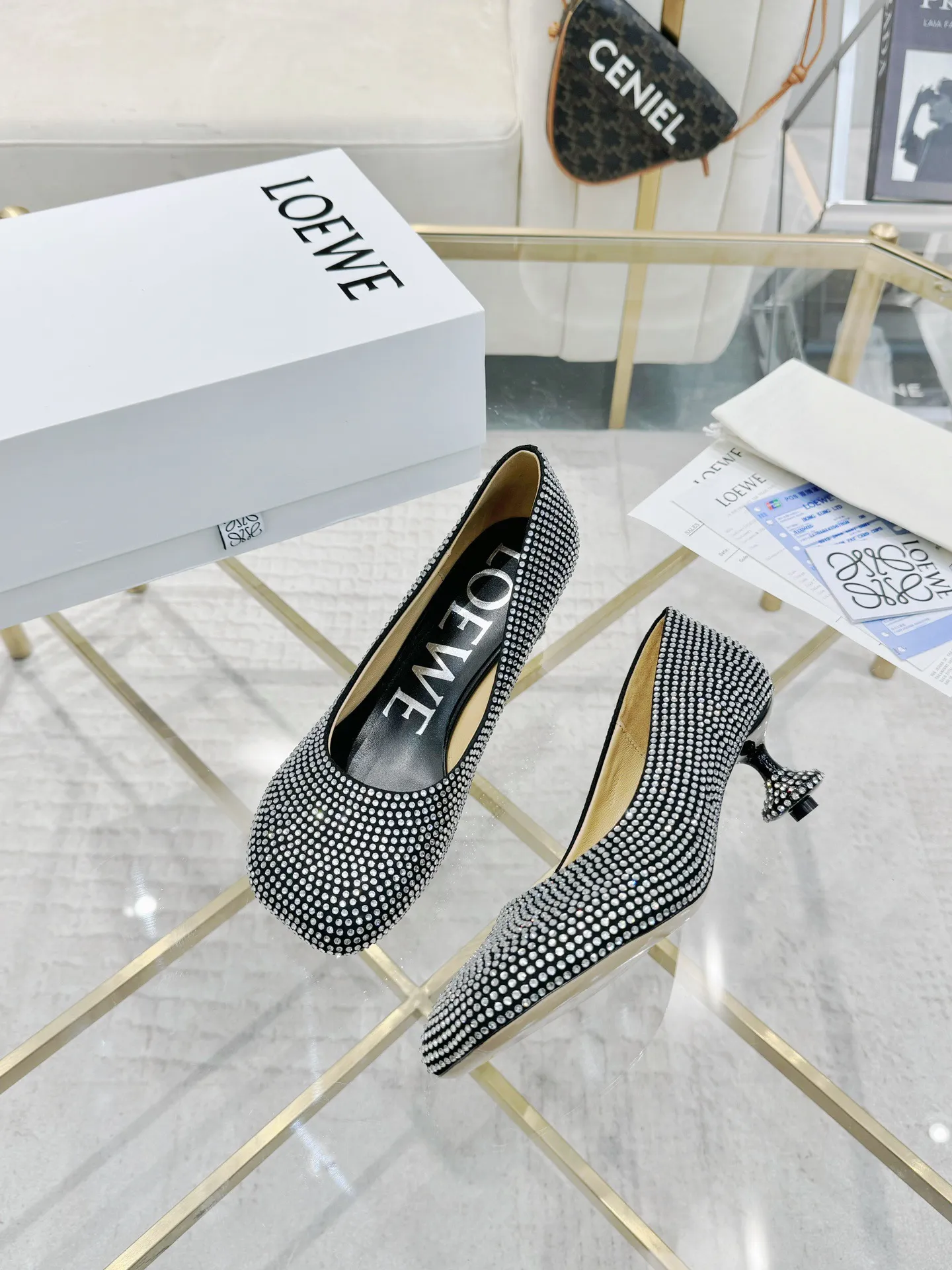 👟👟Ex-factory price 660👟👟 LOEWE‼ ️ New arrival‼ ️Imported genuine leather sole Loewe 2024/aw early spring latest T stage colored diamond series catwalk style 😘😘😘 Upper: imported silk cloth lining: imported water-dyed sheepskin outsole: original molded injection molded leather outsole Heel: original molded 1:1 Heel height: 5.5cm Size: 35-39 (40/41/42/43 custom-made, non-refundable)